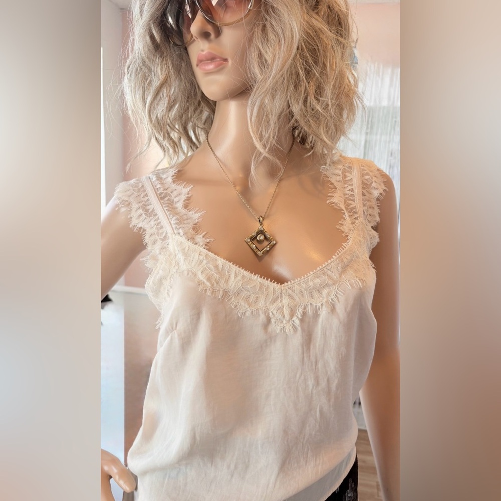 Gypsi Rose Elegant Cream Lace Trim V-Neck  Top in size small, silky feel.